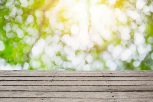 Houten vloer met vervaging groene natuur tuin ochtend achtergrond — Stockfoto