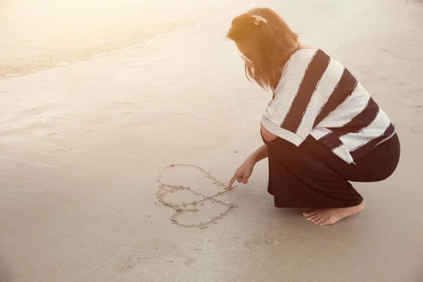Indy Kadınlar yalnız kalp şekli beach vintage renk tonu üzerinde çizin.
