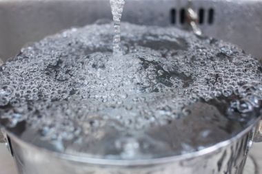 temiz mutfak lavaboda durulama su