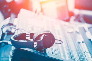 Kulaklık müzik Mix mühendisi ile ses karıştırıcı 