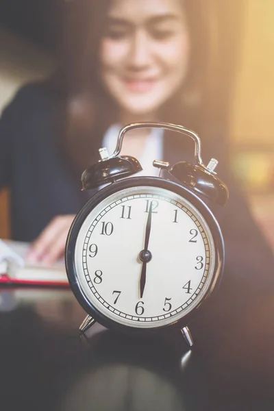 Menina de negócios sorriso conceito de tempo de trabalho . — Fotografia de Stock