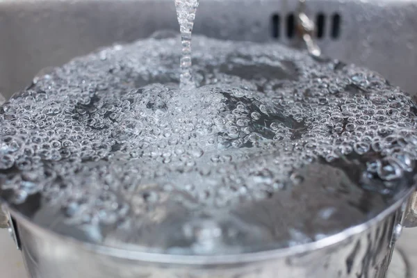 temiz mutfak lavaboda durulama su