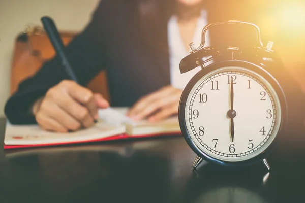 Concepto de tiempo de trabajo de negocios. mañana 6 en punto con personas de trabajo en el fondo — Foto de Stock