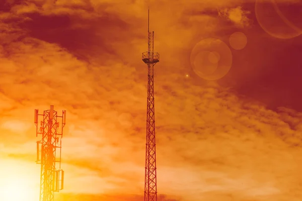 Wireless network communication tower shilhouette orange sunset sky — Stock Photo, Image