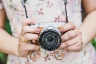 Indy kadınlar aynasızlar kamera retro vintage tarzı dijital fotoğrafçı tutun