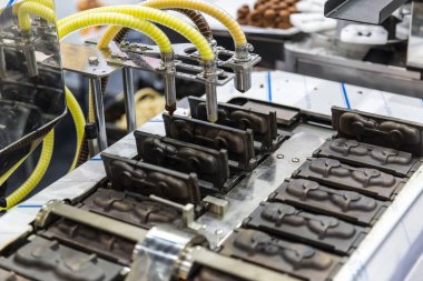 kek sıcak kalıp fırın makine. Gıda seri üretim makine gıda fabrikasında