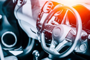 yeni modern spor lüks araba iç direksiyon vites kolu ve gösterge tablosu