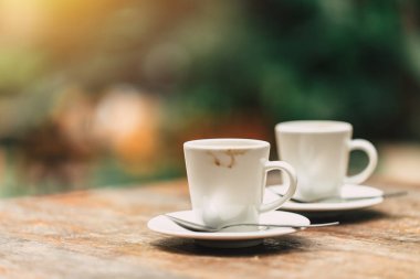 İki fincan espresso kafe ya da coffeeshop ahşap tablo.