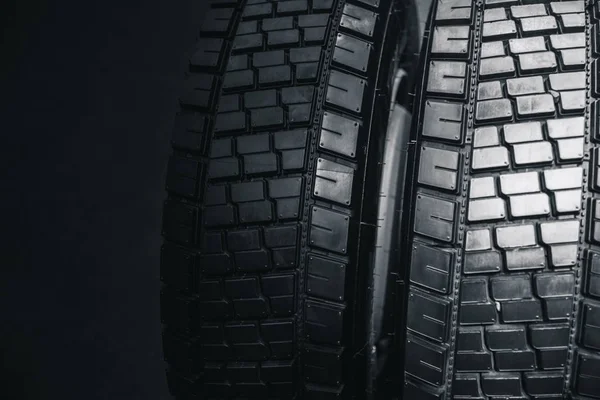 Neumático de camión limpio, negro nuevo brillante coche neumático fondo —  Fotos de Stock