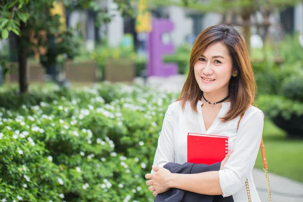 Asiático trabajo las mujeres sonrisa feliz disfrutar estilo de vida . — Foto de Stock