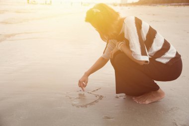 Indy Kadınlar yalnız kalp şekli beach vintage renk tonu üzerinde çizin.