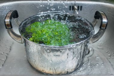 sebze mutfakta temiz su ile Temizleme