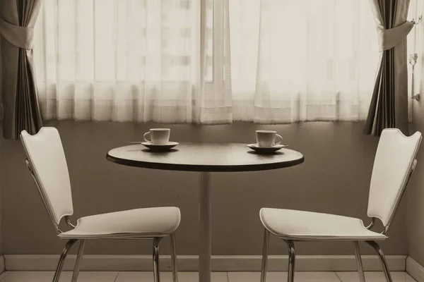 Två kopp kaffe på bordet vintage färg tonar möteskoncept — Stockfoto