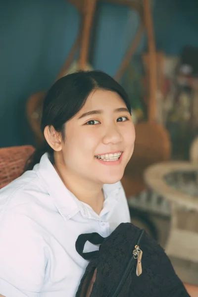 Carino asiatico grasso ragazza sorriso studente teen giovani felice primo piano testa — Foto Stock