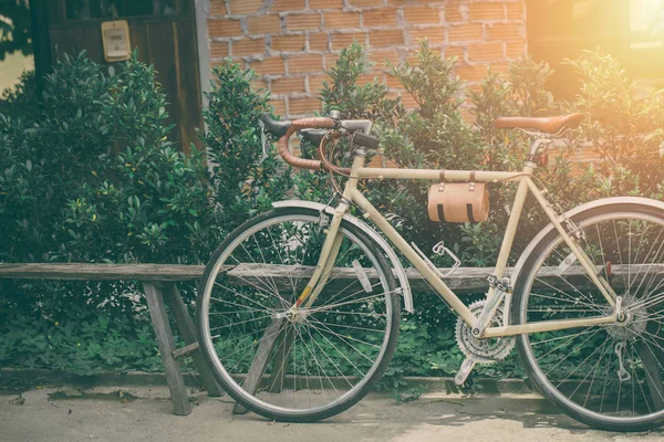 Hipster road bike leather seat old style parking vintage color tone — Stock Photo, Image