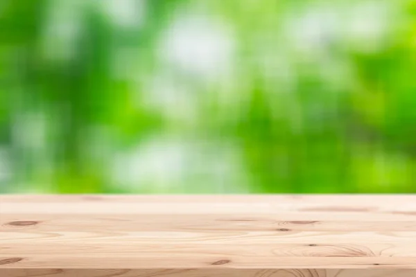 Дерев'яний фон з розмитим зеленим лісом для відображення продуктів природи — стокове фото