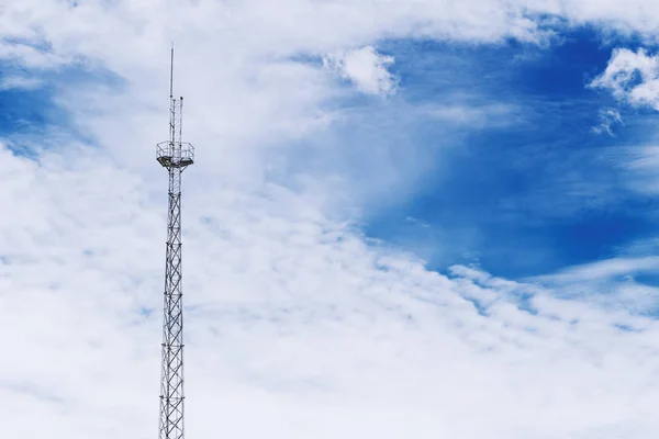 Vysílačem signálu na modré obloze s prostorem pro text — Stock fotografie
