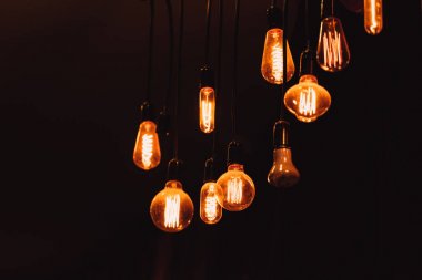 loş vintage tarzı tungsten ampul koyu arka plan loft tarzı aydınlatma dekorasyon konsepti üzerinde asılı