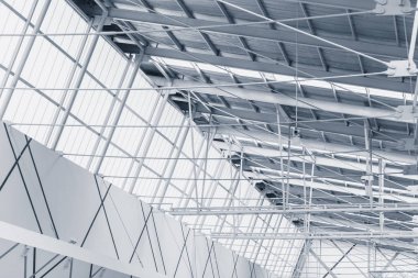 eco modern binanın mimarisi, enerji tasarrufu için şeffaf çatı yapısıyla iç metal çerçeve