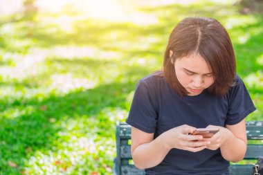 Ekrana bakarak park dikkat Smartphone kullanarak Asya teen