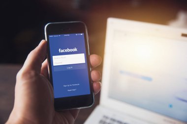 Facebook App iPhone bilgisayar dizüstü bilgisayar arka plan ile