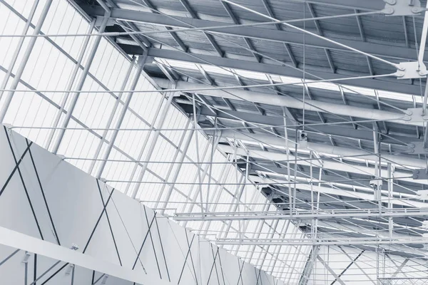 eco modern binanın mimarisi, enerji tasarrufu için şeffaf çatı yapısıyla iç metal çerçeve