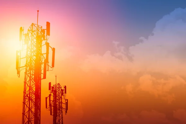 Iletişim Kulesi veya 3g 4g ağ telefon cellsite alacakaranlıkta gökyüzü ile — Stok fotoğraf