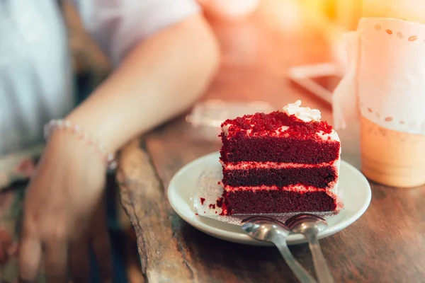 Tarta de queso de fresa de terciopelo rojo decorada con crema blanca — Foto de Stock