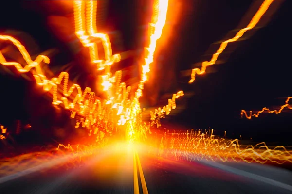 Coche de alta velocidad que conduce en la carretera de la noche con el efecto ligero del movimiento del rastro —  Fotos de Stock