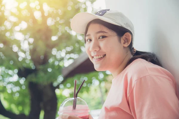 Schattige jonge onschuldige Aziatische tiener glimlach met ijs vruchten drankje in het zomerseizoen met ruimte — Stockfoto