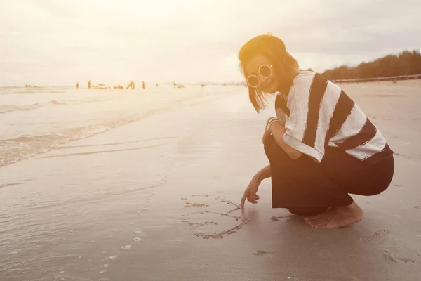 Mujeres indy sonrisa feliz dibujar la forma del corazón en el tono de color vintage playa — Foto de Stock