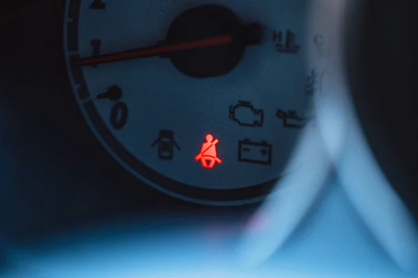 Cinturón de seguridad del coche o cinturón de seguridad rojo señal de advertencia en el indicador del vehículo — Foto de Stock