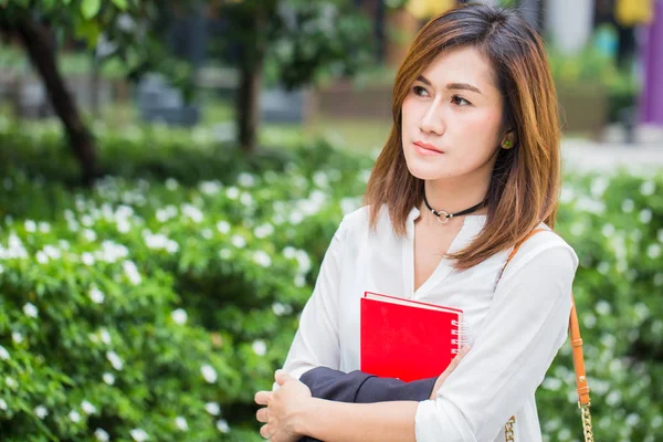 Aziatische zakelijke vrouwen zorgen expressie over werk — Stockfoto