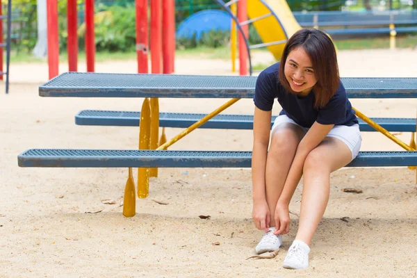 Aziatische gezonde tiener slijtage casual doek schoenen touw gelijkspel voor buiten oefening in het park in vakantie — Stockfoto