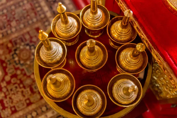 Buda asiática agua bendita en jarrón de latón dorado pequeño para la gente budista rezar y verter agua —  Fotos de Stock