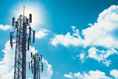 iletişim Kulesi veya 3g 4g ağ telefon cellsite siluet mavi gökyüzü üzerinde 