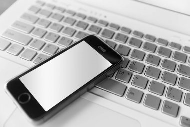 laptop klavye ile boş perde smartphone 