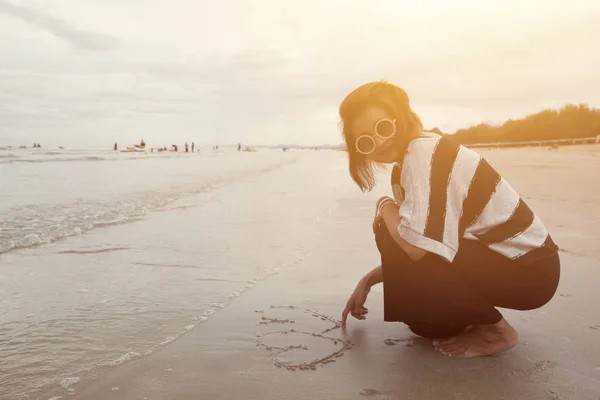 Mujeres indy feliz sonrisa dibujar forma de corazón en la playa vintage col — Foto de Stock