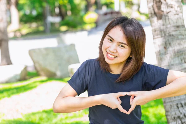 Hou van gezonde concept Aziatische tiener Toon hand hart teken van liefde in het park — Stockfoto