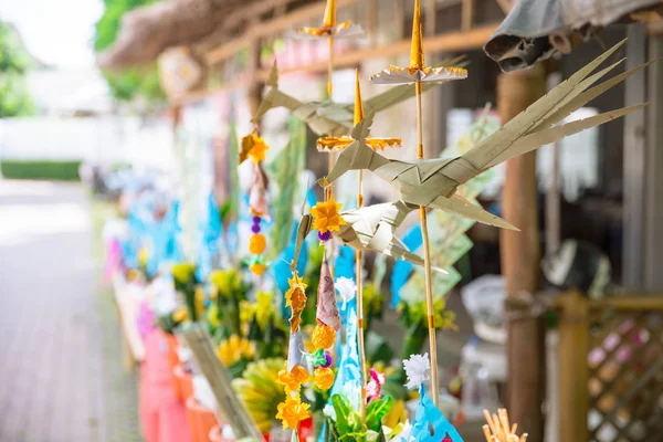 Tan Kuay Salak Festival- Ritual del norte de Tailandia que la gente le dará comida y cosas valiosas al templo y a los monjes —  Fotos de Stock
