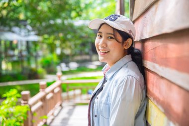 portre sevimli genç masum Asya teen gülümseme hapy ifade iyi sağlıklı diş ile