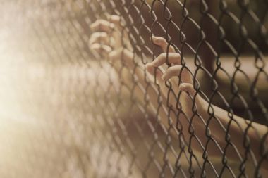 çocuk kaçırma ya da çocuk tutuklu kavramı çelik kafes tutan çocuk genç kız el