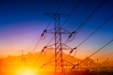 yüksek gerilim elektrik iletim pilon siluet santral mavi alacakaranlıkta gökyüzü ile