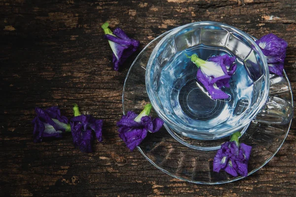 Violette Blume asiatische Taubenflügel oder Schmetterling Erbse heabal heißen Tee trinken erfrischen thailändischen Kräutergetränk auf Holz Hintergrund — Stockfoto