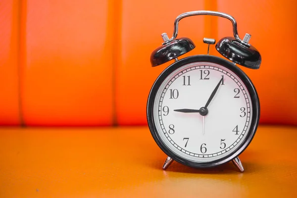Ретро-стиль дзвінок годинник вранці на помаранчевому фоні — стокове фото