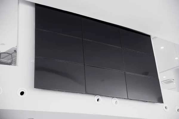 Affichage à écran LCD multiple dans un bâtiment moderne mur de bureau avec chemin de coupe à l'écran — Photo