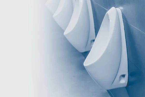 Hombres urinarios limpio en el inodoro público tono azul con espacio para el texto —  Fotos de Stock