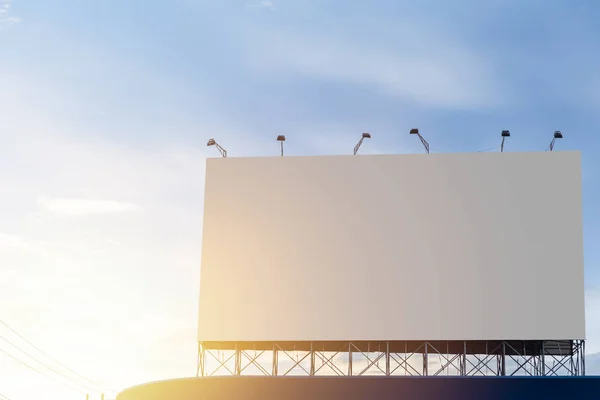 Пустой рекламный щит с голубым небом закат или восход солнца фон будущей рекламной концепции — стоковое фото