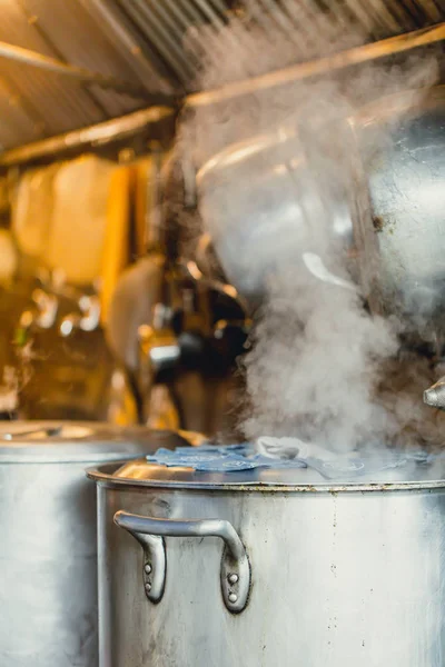 Vařící polévku podusíme vodu ve velkém hrnci nebo kotli v japonské restauraci kuchyni — Stock fotografie