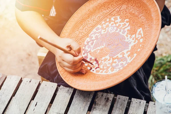 Künstler Hand Malerei Töpferwaren mit traditionellen Sukhothai-Stil Muster Handwerk Keramik-Industrie in Sukhothai Thailand Vintage Farbton — Stockfoto
